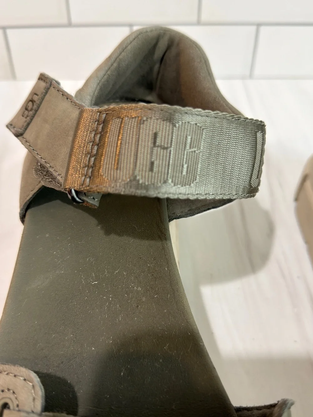 UGG THE ASHTON SANDAL CHUNKY PLATFORM LEATHER Strappy MOSS GREEN SIZE 9